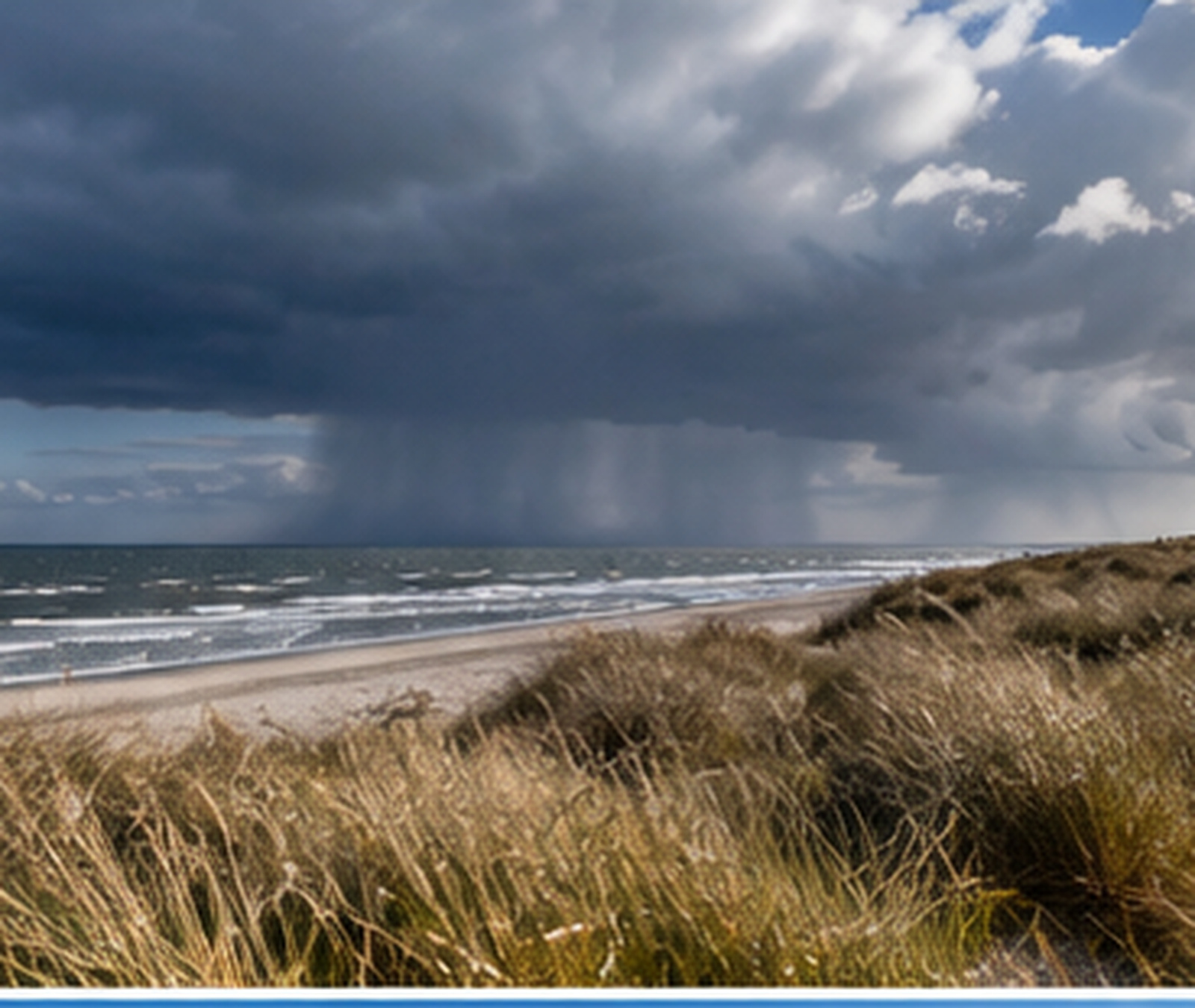 Windige Küstenlandschaft mit dunklen Schauerwolken über der Nordsee