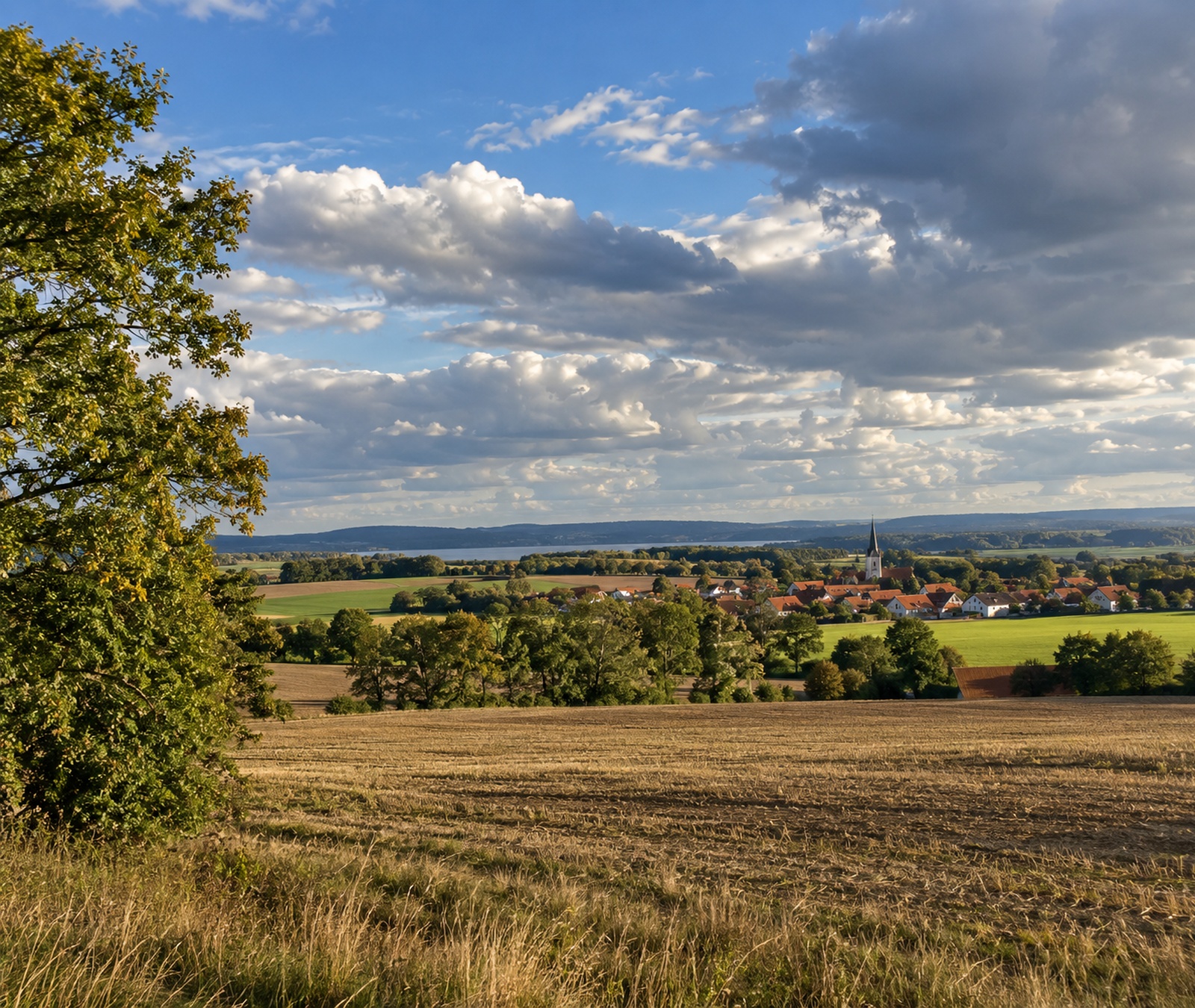 Deutsche Landschaft unter spätsommerlichen Wolkenfeldern