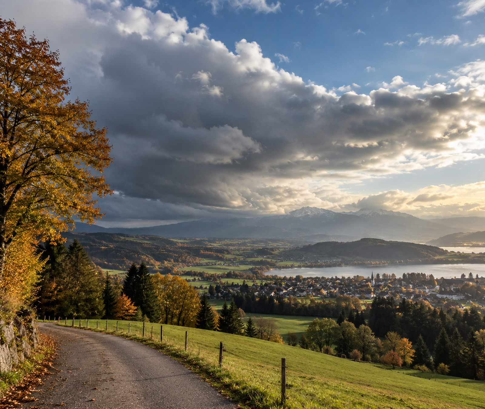 Deutsche Herbstlandschaft mit dunkleren Wolken im Westen und sonnigen Aufhellungen