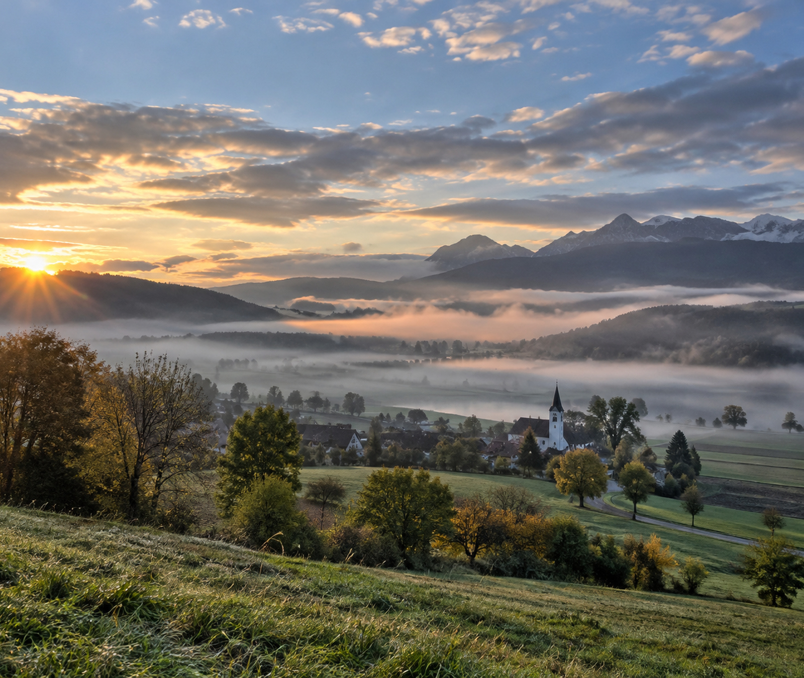 Deutsche Landschaft im frühen Herbst mit Morgennebel, Sonne und kühler Klarheit