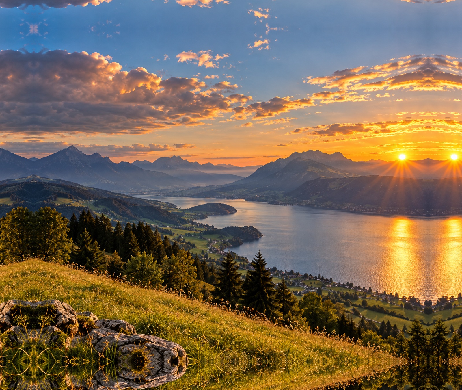 Wechselhafte Landschaft unter Wolken mit sonnigen Auflockerungen