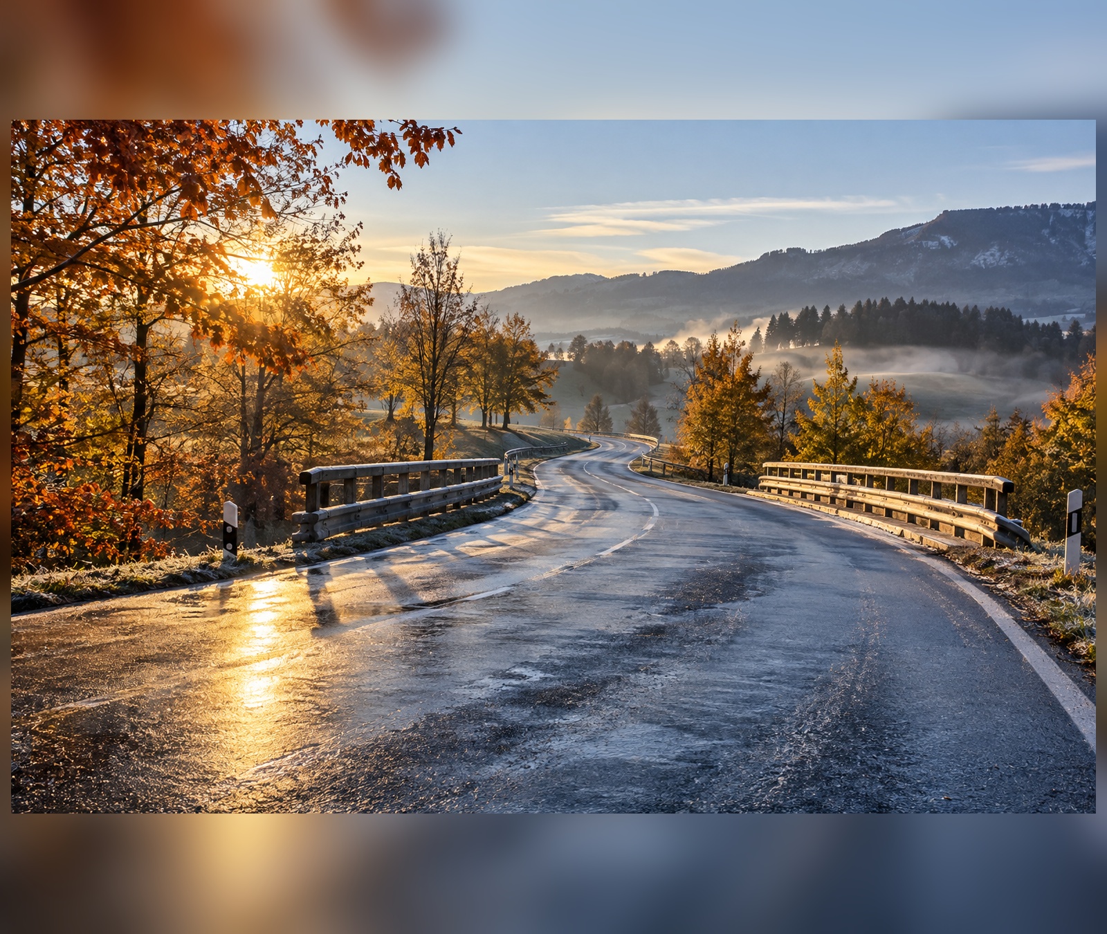 Nasse herbstliche Straße am frühen Morgen als Symbolbild für örtliche Eis- und Reifglätte.