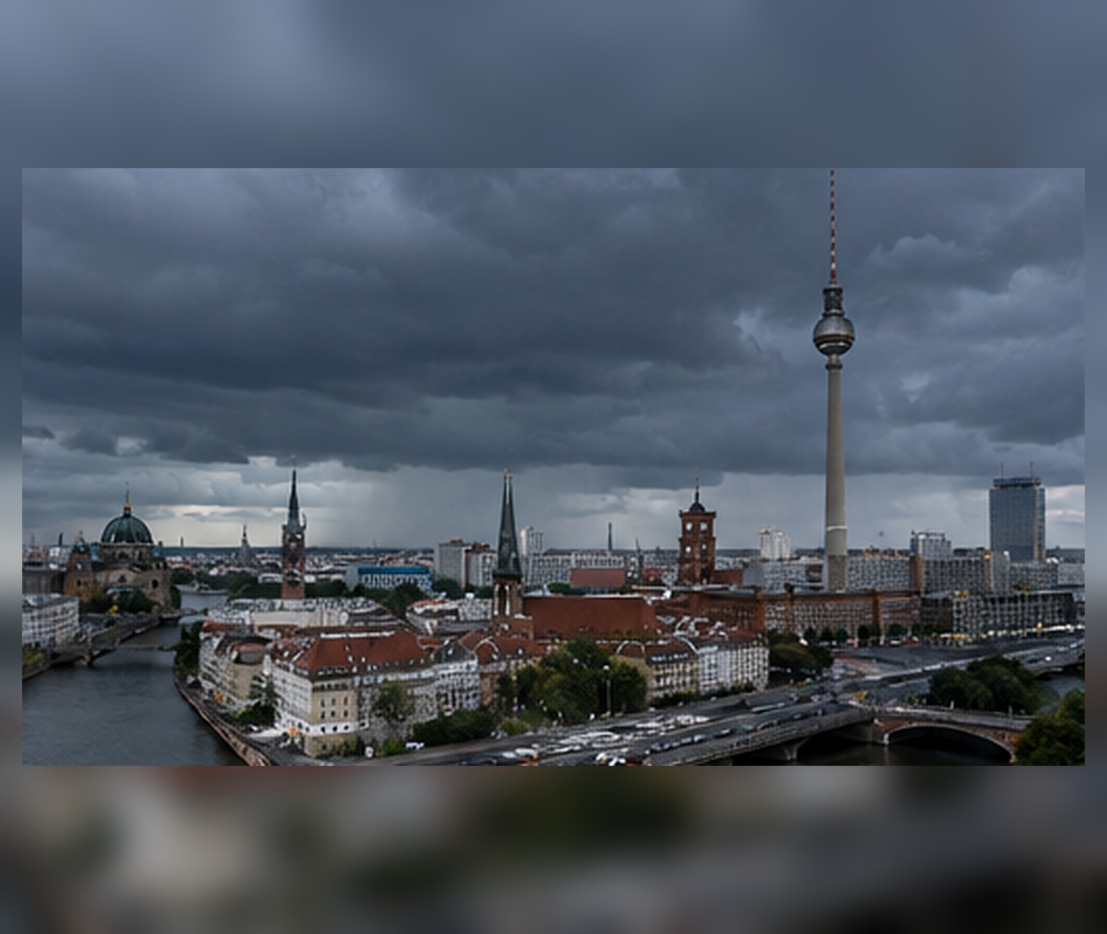 Dunkle Frontwolken über Berlin als Symbolbild für den Wetterwechsel in Deutschland