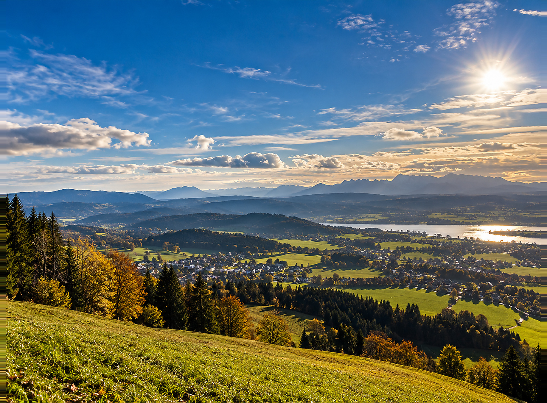 Sonnige deutsche Landschaft mit spätsommerlichem Licht und weitem Blick