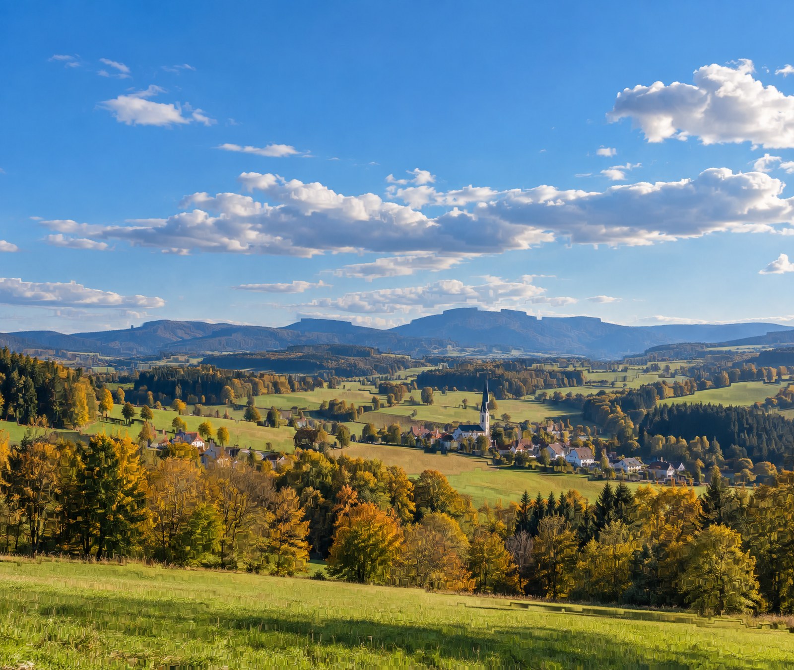Deutsche Fluss- und Hügellandschaft im warmen Frühherbstlicht als Symbolbild für das milde Wetter.