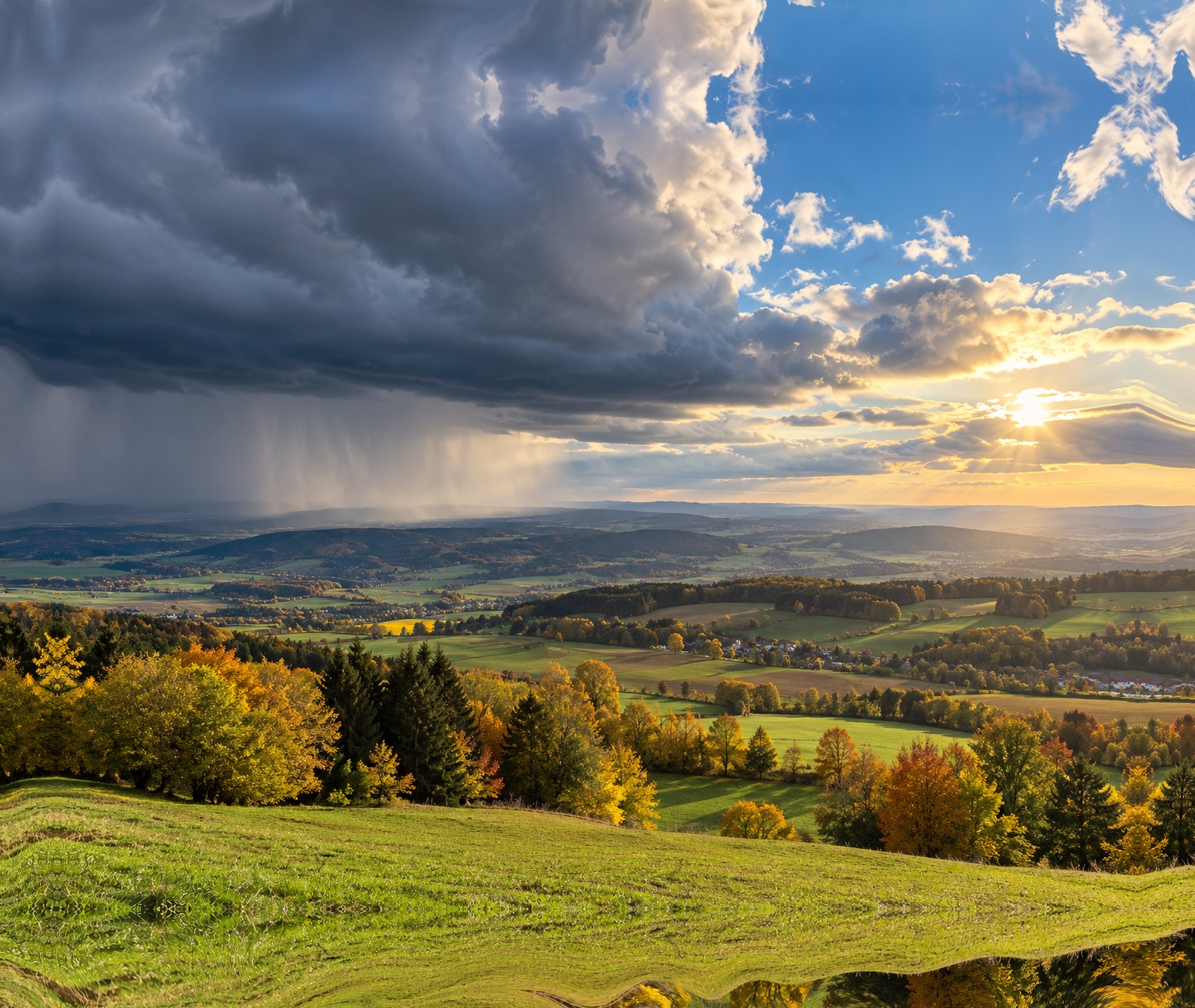Herbstliche deutsche Landschaft mit Regenwolken im Westen und Aufhellungen im Osten